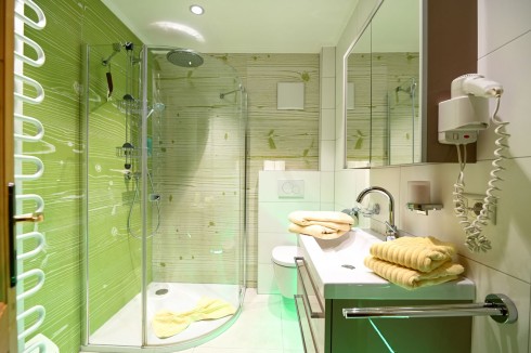 Neues Badezimmer mit Dusche und WC