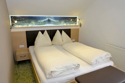 Doppelbett mit indirekter Beleuchtung