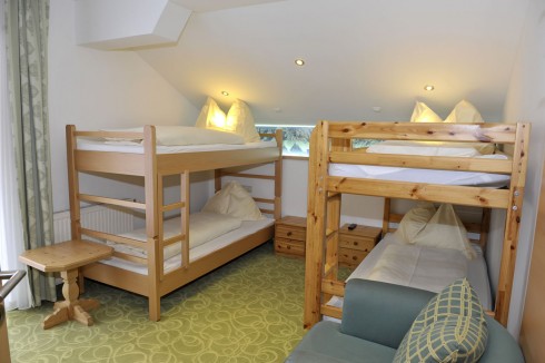 Zimmer mit getrennten Stockbetten