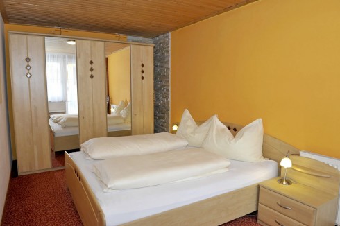 Schlafzimmer mit Doppelbett