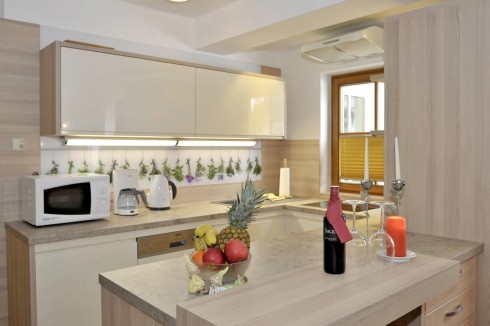 Gemütliches Beisammensein in der großzügigen Wohnküche des Appartements.