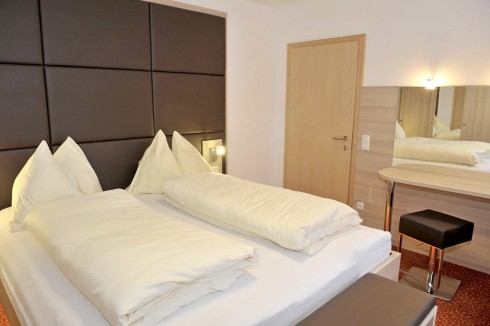 Doppelzimmer mit Schreibtisch