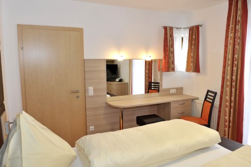Schlafzimmer mit eigenem Schreibtisch